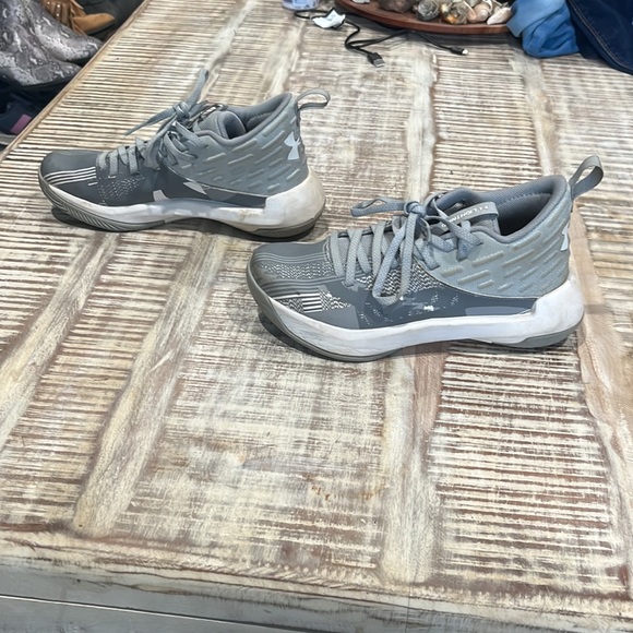 Kids grey under armor shoes - Picture 2 of 4